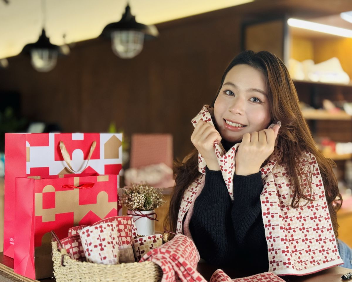 圖／淡水古蹟博物館《滬尾公行》推出的限量款品牌圍巾，以淡古全新識別「THM」為設計主軸，運用橫編提花、雙面異色織法，保暖度佳，適合冬日配戴。（淡水古蹟博物館提供）