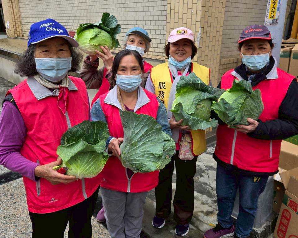 圖／「這『里』有愛．來換菜」的活動，今日上午在新北市三重區的「五常公園日照中心」前舉行。（民眾提供）