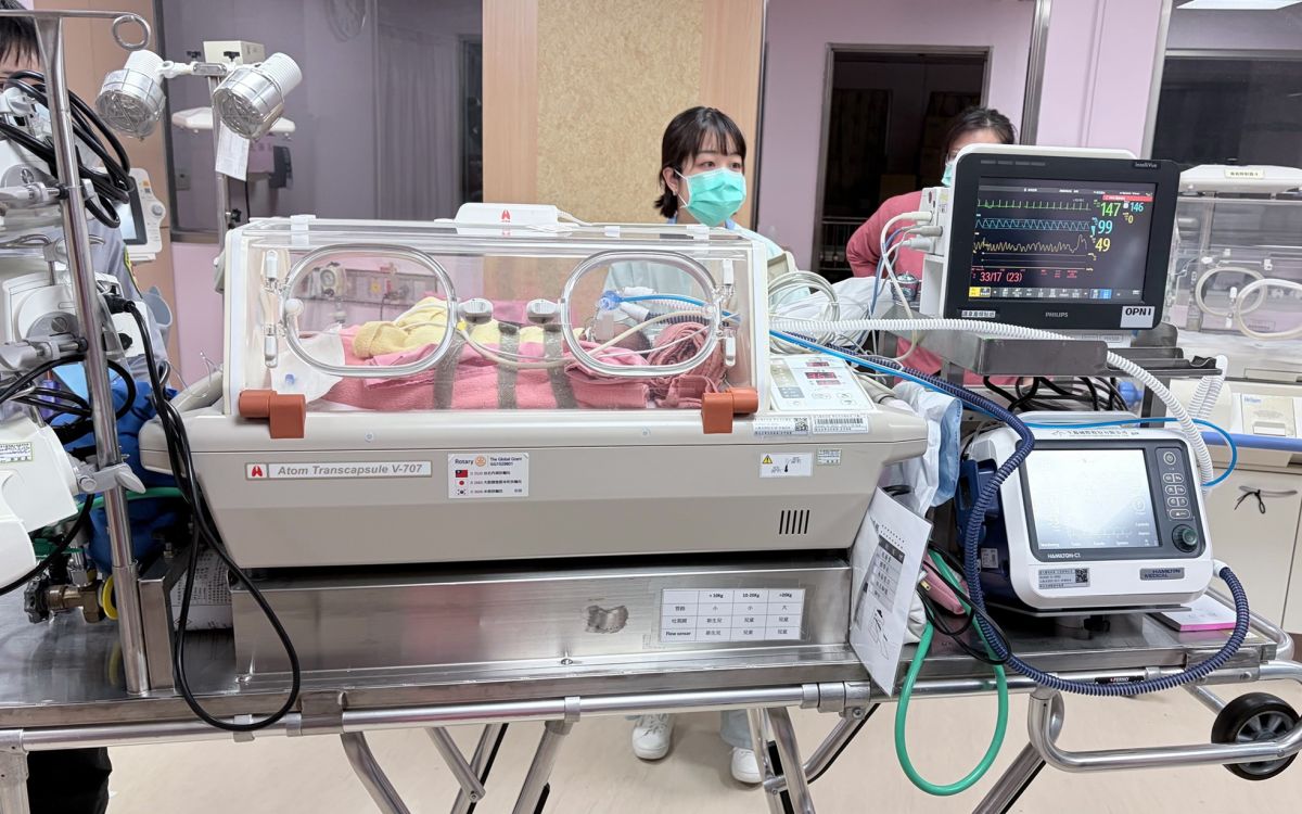 圖／臺北醫院在新生兒加護病房照護時的畫面。（衛生福利部臺北醫院提供）