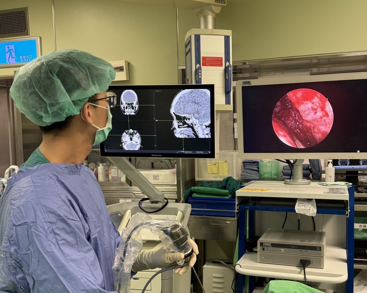 圖/透過 3D 立體導航系統輔助,醫師可在手術過程中即時確認器械位置與重要結構之間的相對關係。(恩主公醫院提供)