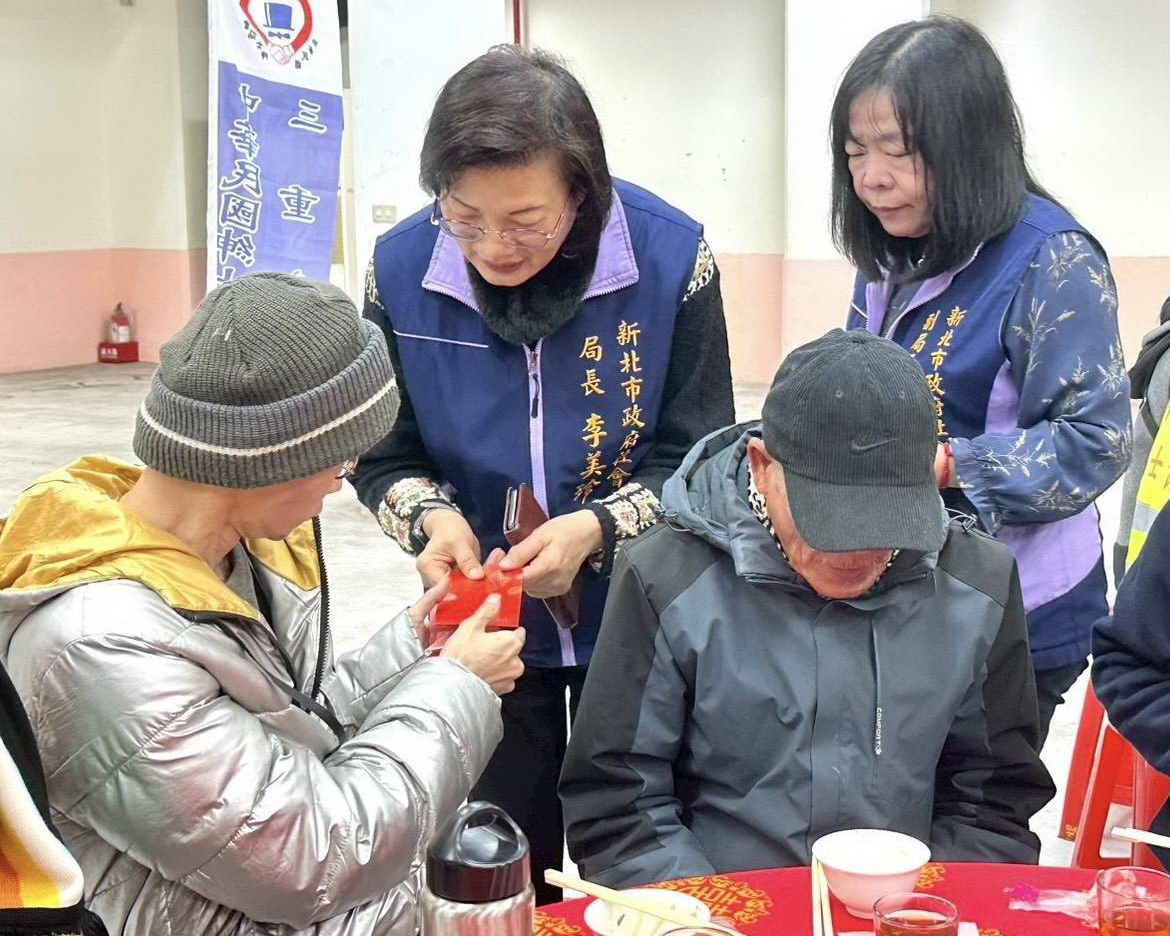 圖/新北市政府社會局長李美珍、副局長吳淑芳到場關懷街友,並致贈街友紅包。(新北市政府社會局提供)