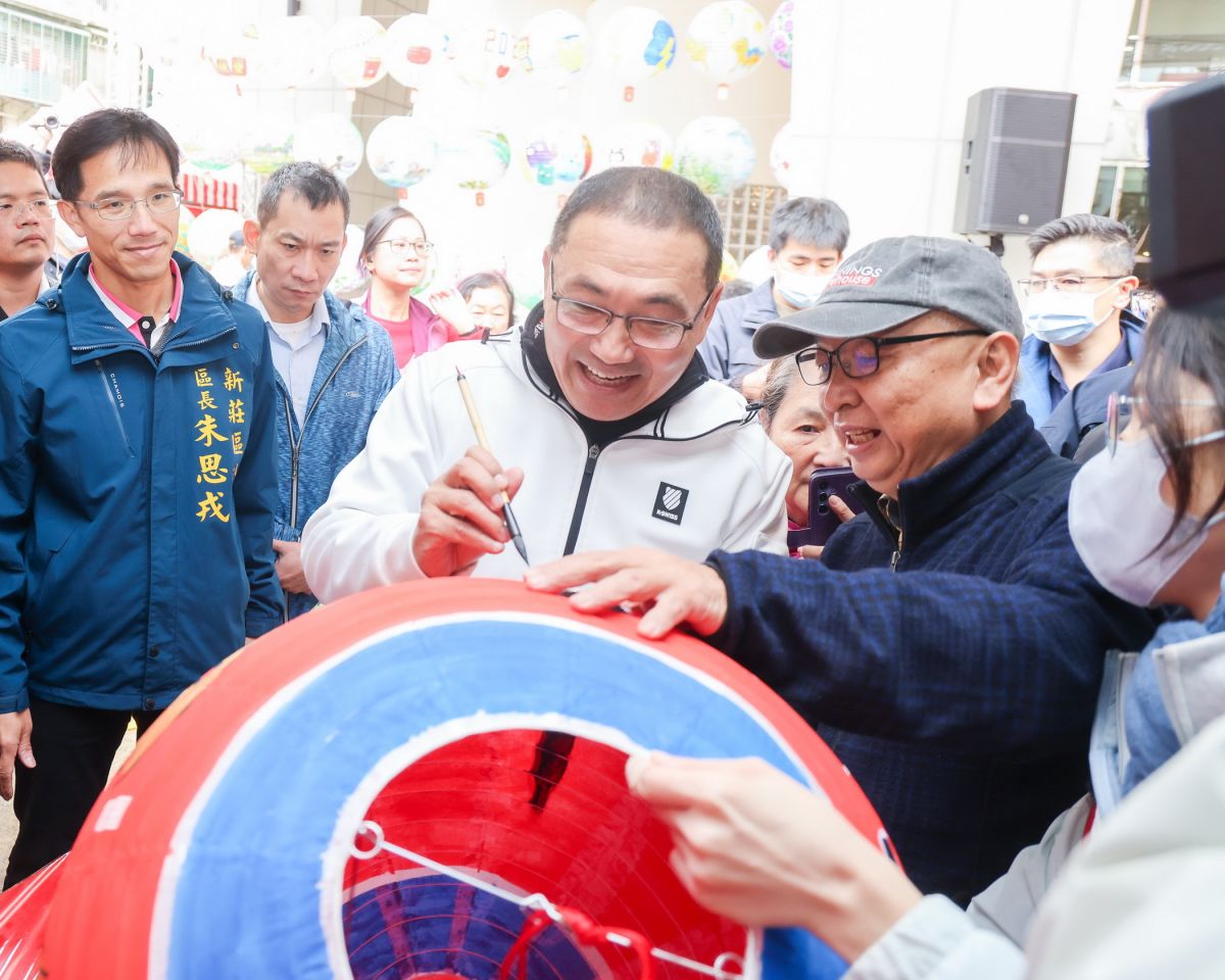圖/新北市長侯友宜與大小朋友一起彩繪燈籠,感受濃厚的節慶氣氛。(新北市政府民政局提供)