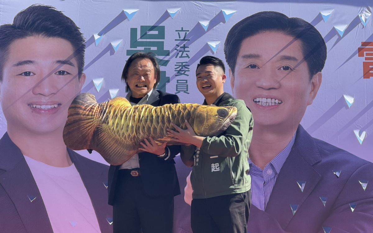 圖／立法委員王世堅（左）贈送吳昇翰（右）大魚娃娃，祝福吳昇翰通過電話民調的初選。（吳昇翰辦公室提供）