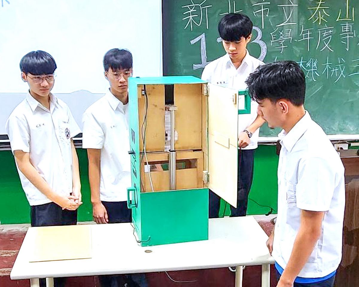 圖/泰山高中機械科學生解說新型專利作品。(新北市政府教育局提供)