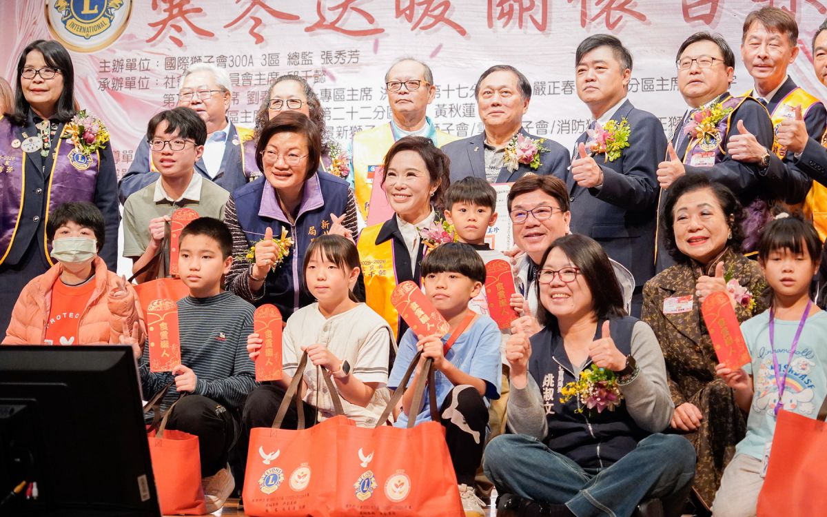 圖/小衛星兒少開心收下2,000元紅包和愛心物資包。(新北市政府社會局提供)