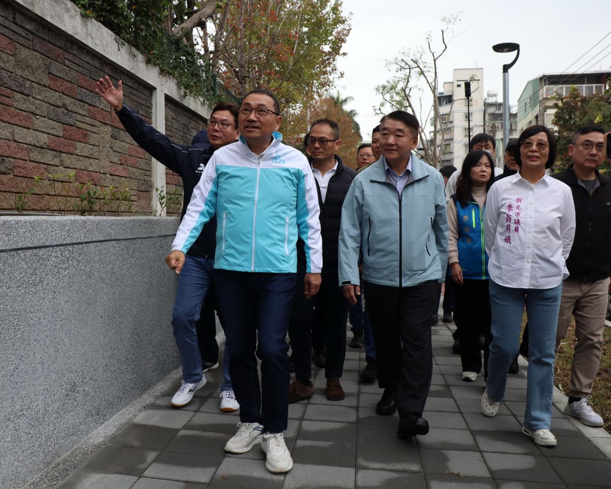 圖／新北市長侯友宜（左二）在副市長劉和然（左一）、工務局長馮兆麟（左四）等人陪同下，前往視察永福國小通學廊道施作成果。（新北市政府工務局提供）