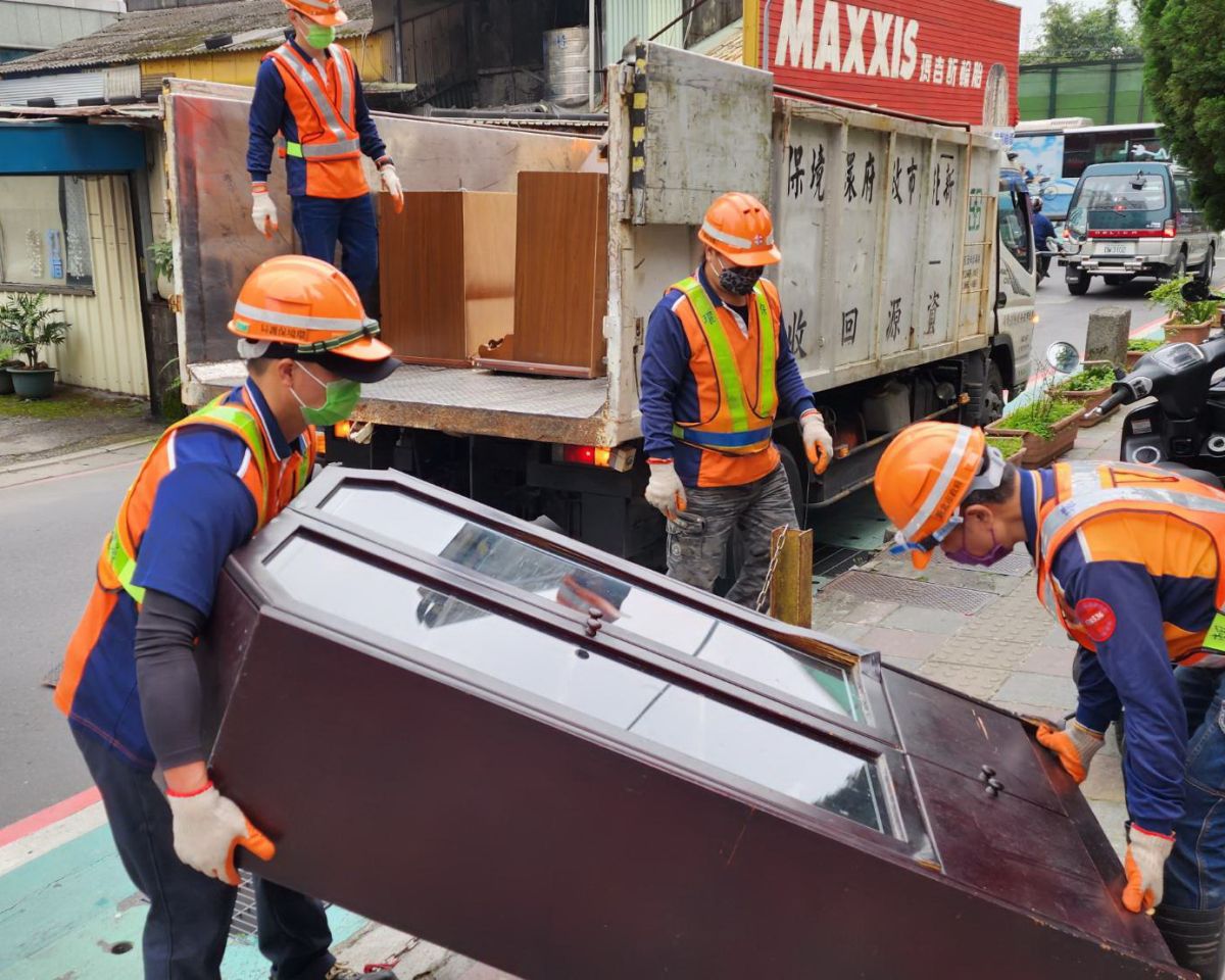 圖/新北市平時即提供大型家具預約的清運服務,民眾可透過電話或網路事先登記。(新北市政府環保局提供)