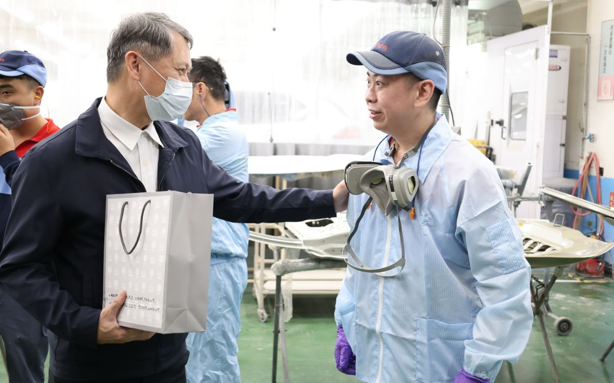圖／新北市政府勞工局長陳瑞嘉27日率隊前往國都汽車新莊廠，贈送慰問品給辛苦的勞工。（新北市政府勞工局提供）