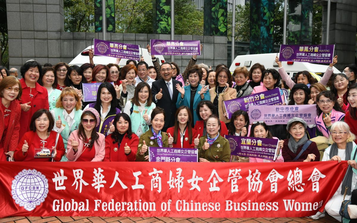 圖／世界華人工商婦女企管協會捐贈1輛高頂救護車予消防局第四大隊新店分隊，由新北市長侯友宜代表受贈。（新北市政府消防局提供）