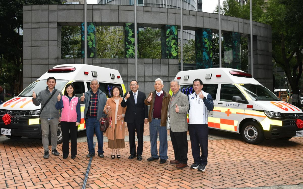 圖／優寶營造有限公司在民進黨新北市議員鄭宇恩積極的協助下，捐贈1輛高頂救護車予消防局第六大隊石門分隊。（新北市政府消防局提供）