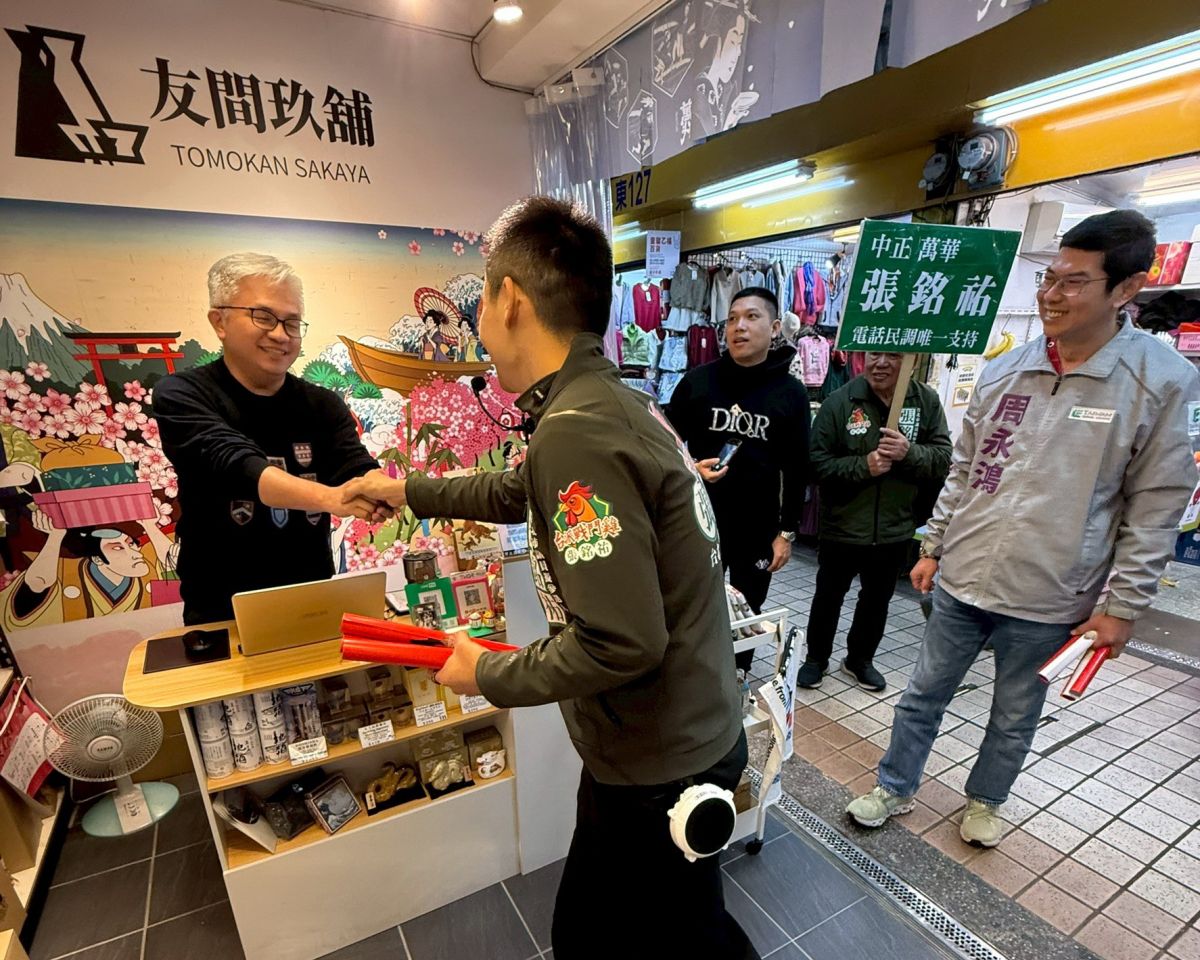 圖／台中市議會民進黨黨團總召周永鴻今（29）日陪同台北市中正萬華的市議員初選參選人、「台派戰鬥雞」張銘祐，深入萬華東三水街進行掃街拜票行程。（張銘祐提供）