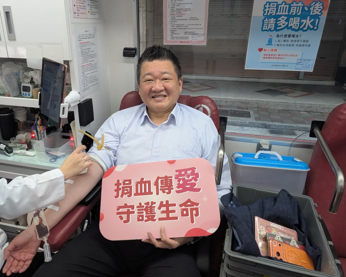 圖／何博文以自身經驗分享，截至目前已累計捐血91次，並強調距離上次捐血已滿三個月，符合再次捐血資格。（民進黨提供）