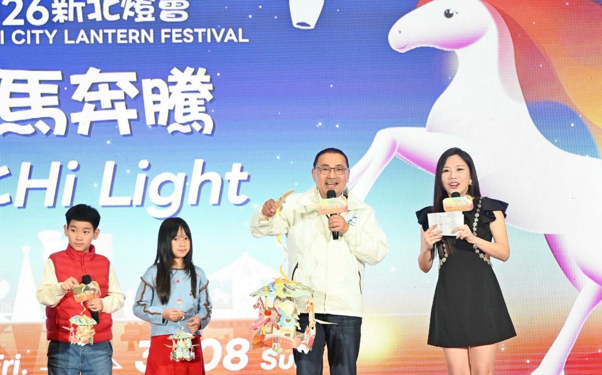 圖／活動現場侯友宜與小朋友親切互動，帶領孩子們搶先體驗新北小提燈「Horses 好事轉來」。（新北市政府新聞局提供）