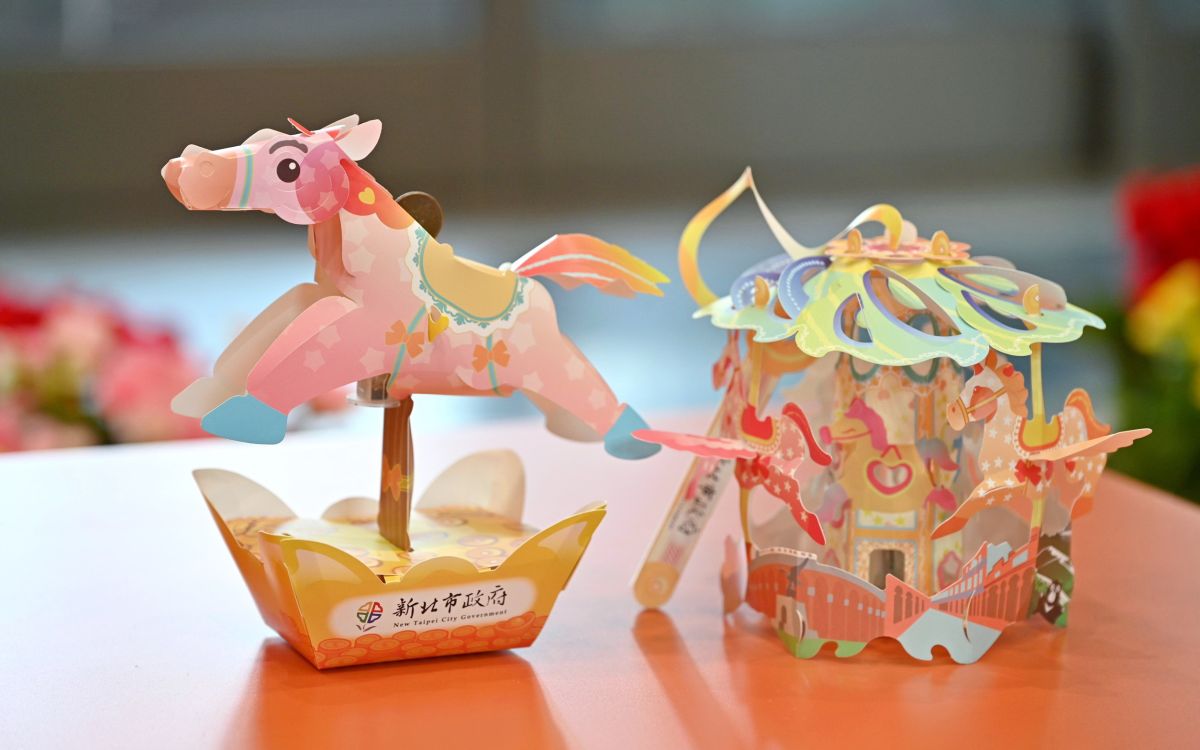 圖／「Horses 好事轉來」小提燈將於2月22日新北燈會現場首發，限量3000份，各區公所則於2月26日起陸續發放。（新北市政府新聞局提供）
