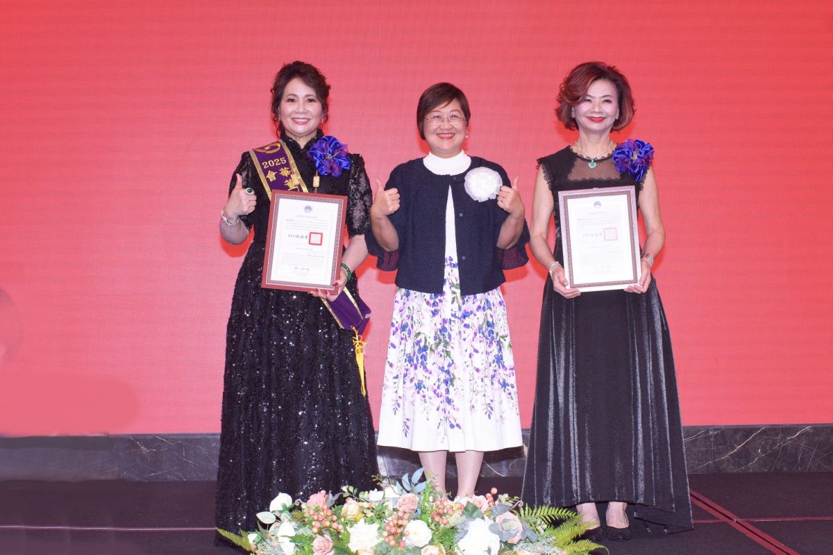 圖／第六屆會長賴淑子（右）與第五屆會長張雪琴（左）於交接典禮上合影，象徵世代傳承、女力接棒，攜手邁向華董新篇章。（華董世界華人工商婦女企業協會提供）