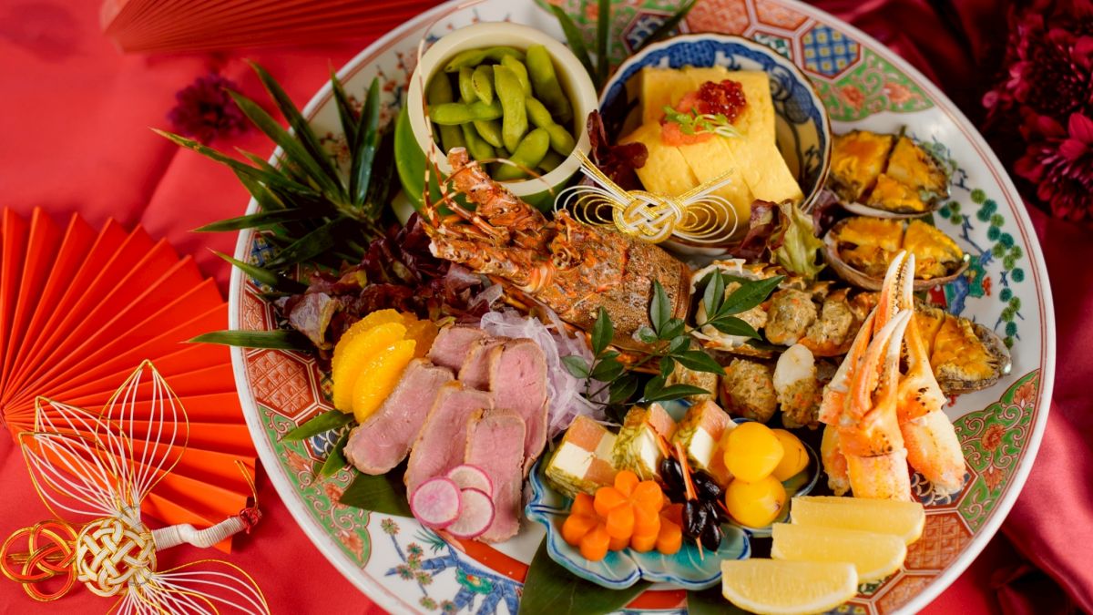 圖／「瑞祥錦皿八寸」如同一珠寶盒般華麗登場，每一口都蘊含著日本料理對新春的吉祥寓意，讓視覺與味覺同步沈浸在過年的喜悅中。（莞固和食 提供）