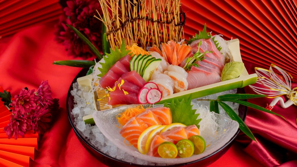 圖／「春彩四品造里」嚴選鮪魚、鮭魚、青魽與天使蝦，以當季最鮮美的漁獲，呈現生魚片最純粹的甘甜。（莞固和食 提供）