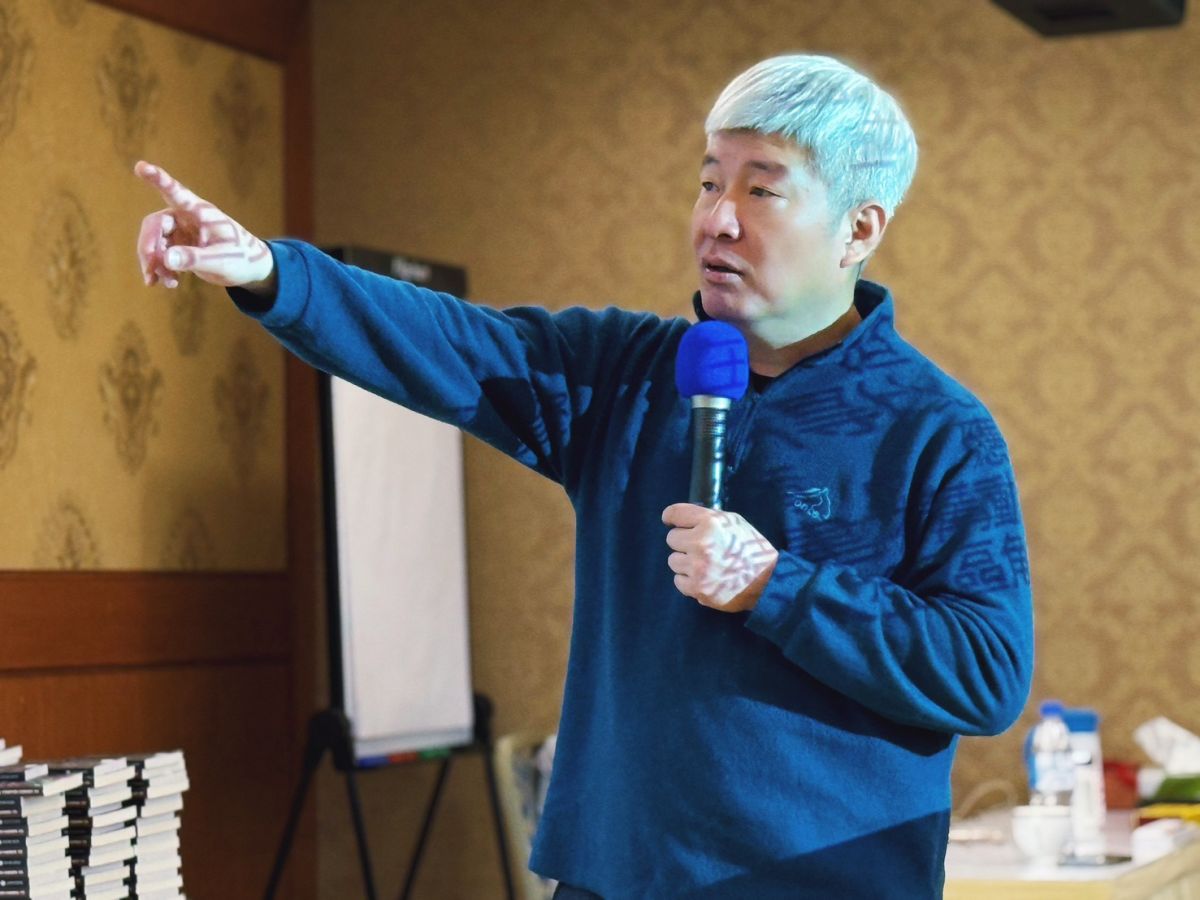 圖／台灣動物保護行政監督聯盟執行長何宗勳把生硬的動保倫理變成了暖心故事！分享如何從「懂牠」開始，與大家一起探討與動物夥伴和諧共處的生命議題。（生命啟蒙教育基金會提供）