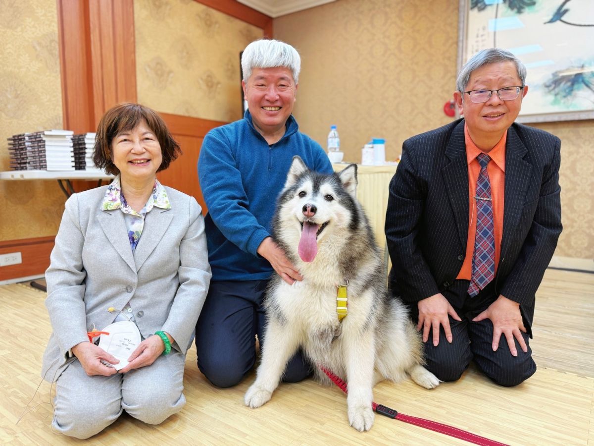 圖／「永康街女明星」吉心亮麗登場，現場秒變粉絲見面會！基金會董事長黃振輝與POP心理企管負責人呂秀金也擋不住這股超萌魅力，與何宗勳執行長一起用笑容捕捉溫馨的珍貴瞬間。（生命啟蒙教育基金會提供）