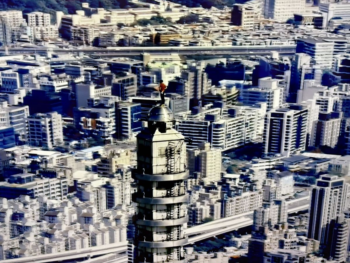 圖／美國攀岩家艾力克斯霍諾德（Alex Honnold），在毫無繩索與安全護具的輔助下，挑戰台北101成功。（翻攝自Netflix）