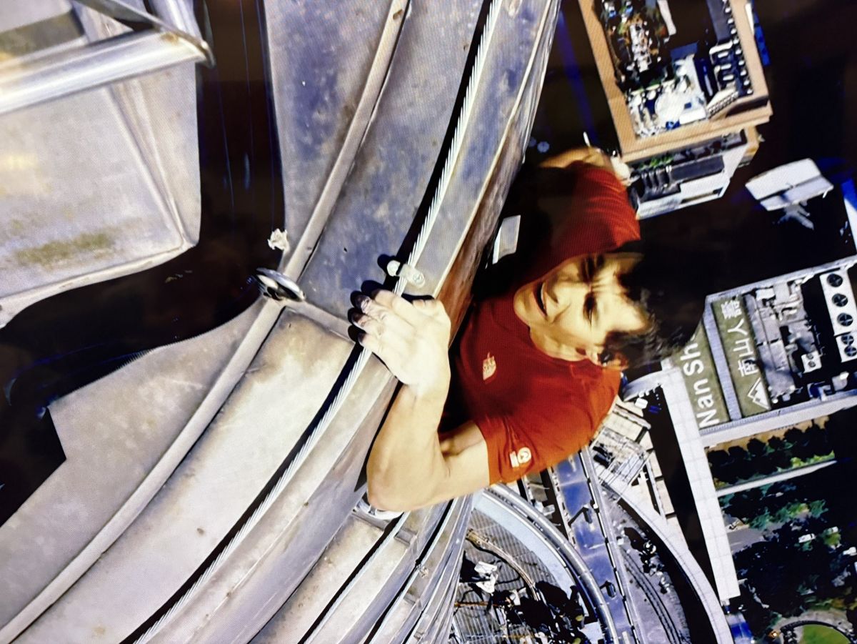 圖／美國攀岩家艾力克斯霍諾德（Alex Honnold），在毫無繩索與安全護具的輔助下，挑戰台北101成功。（翻攝自Netflix）