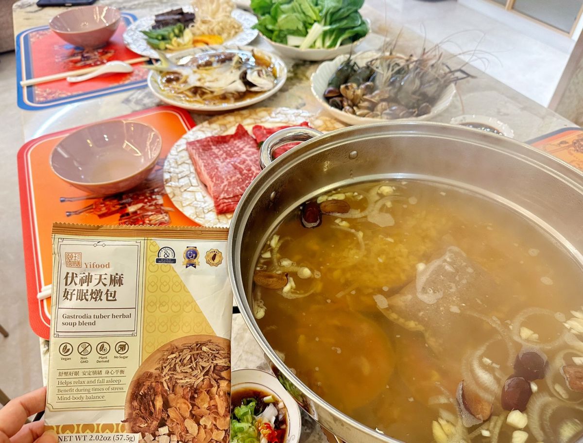 圖／平時週末夜晚與家人團聚時，選擇如「伏神天麻好眠燉包、黃金蟲草養生燉包」作為湯底，搭配原型蔬菜、海鮮與肉品，在一刷一燙之間，讓身心慢慢放鬆，吃得安心、暖心又開心。（頤珍宮膳 提供）