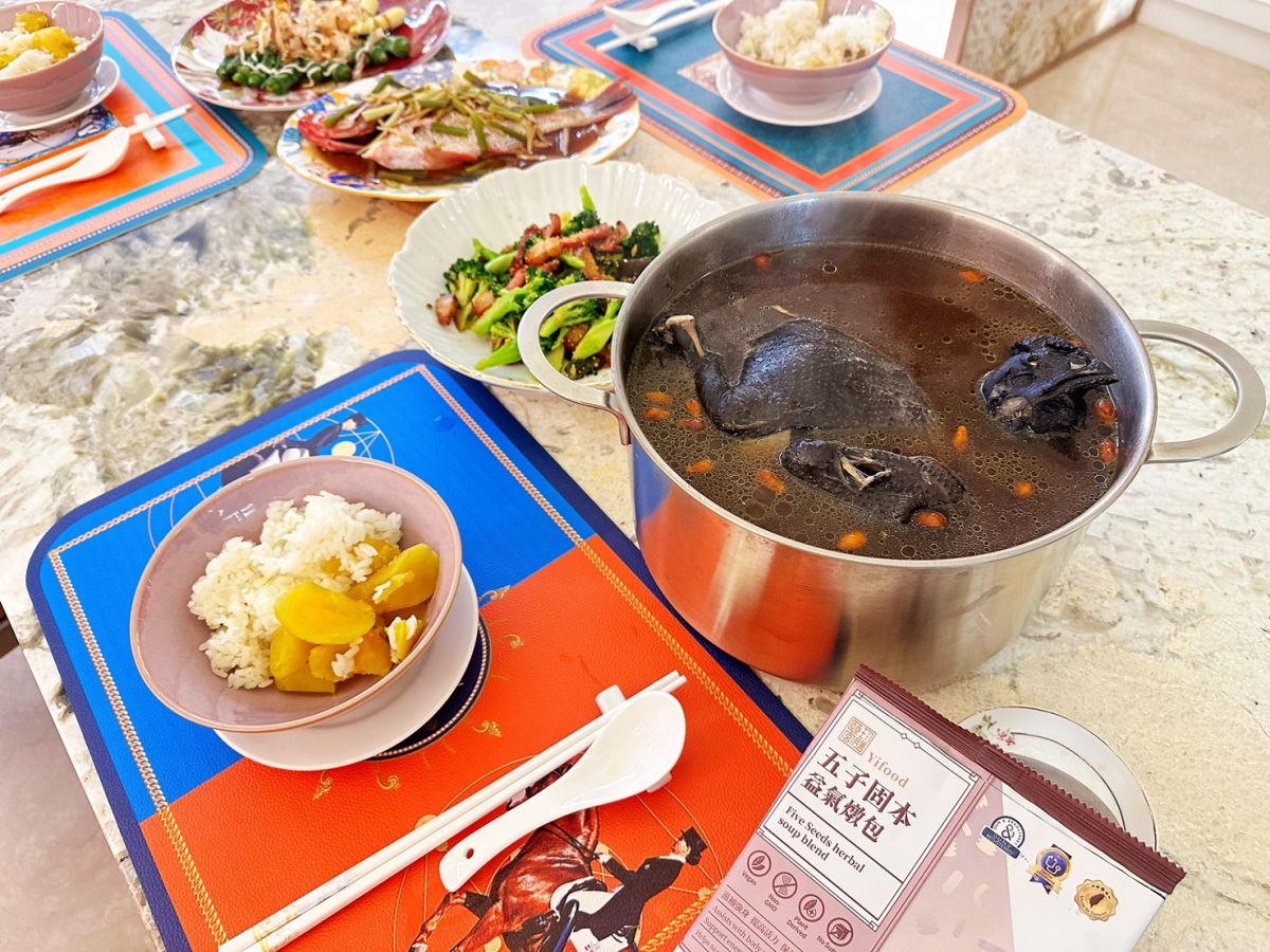 圖／這道湯品以五子固本益氣燉包為核心，幫助維持生理機能、補充元氣，是九紫離火年「降火守本」的重要基礎。（頤珍宮膳 提供）