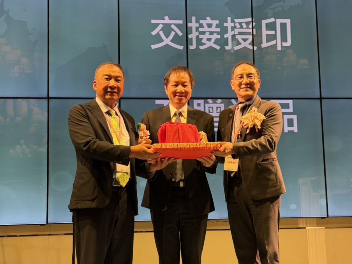 圖/東海大學EMBA校友會舉行理事長交接典禮,第18屆理事長林正雄(左)功成身退,在校長張國恩監交下,將象徵傳承與責任的印信交予第19屆理事長林天財(右)。(東海大學提供)