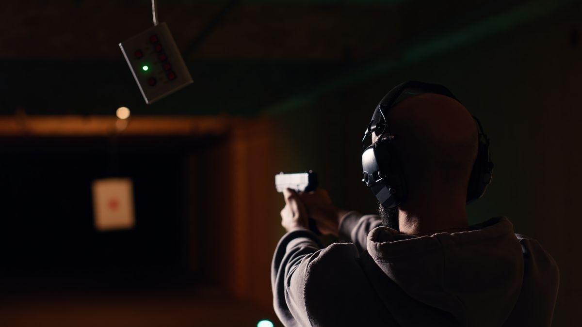 示意圖／78歲余姓老農疑因不滿女鄰居夜間製造噪音影響家人作息，竟持霰彈槍近距離朝對方開槍，造成被害人死亡。（擷取自 免費圖庫freepik）