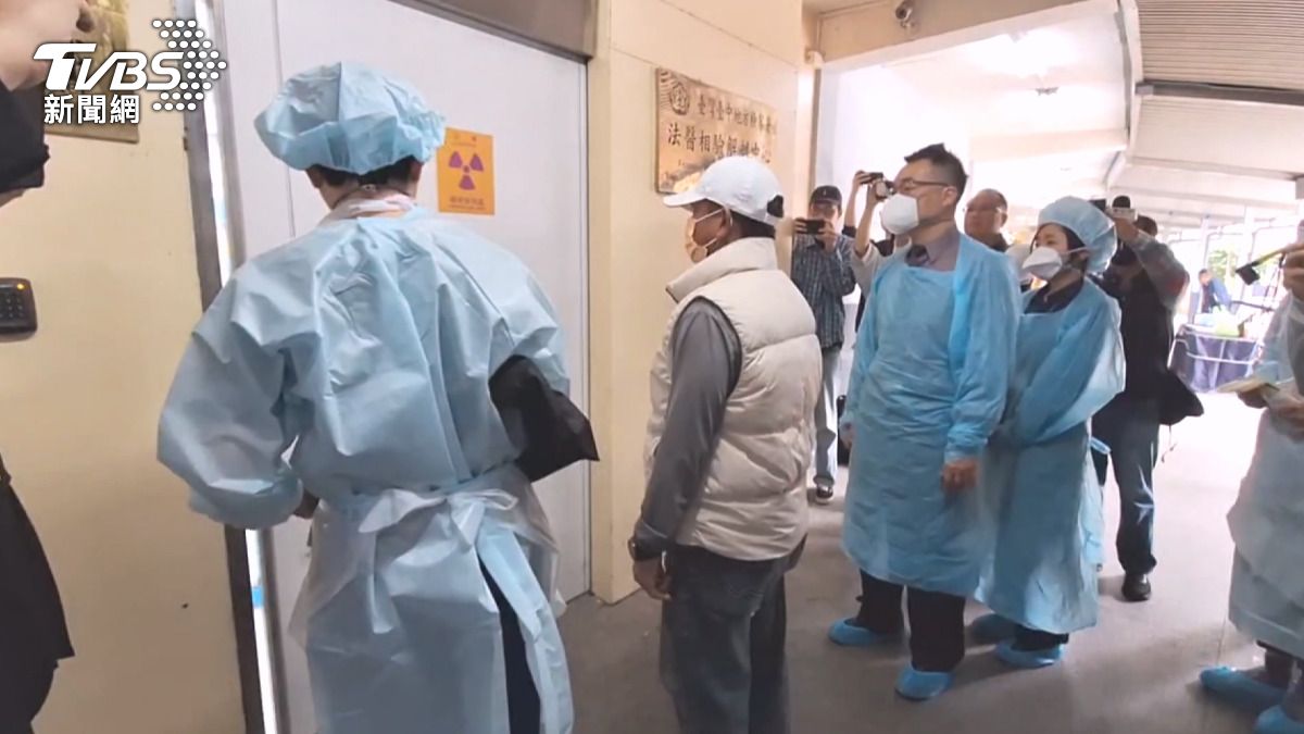 圖／台中市一名11歲陳姓女童，呈現B19病毒陽性，隨後引發急性心肌炎喪命，父親悲痛相驗。（TVBS 提供）