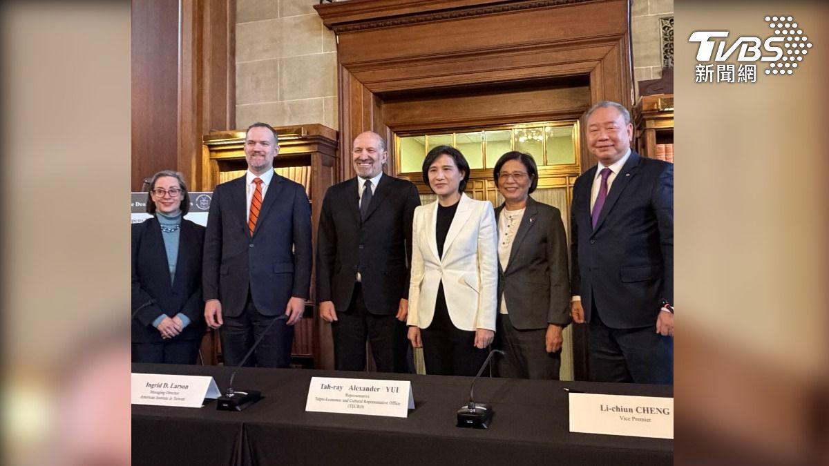 圖／台美雙方簽署MOU後合影，由左至右依序為：AIT執行理事藍鶯、美國貿易代表署葛里爾大使、美國商務部盧特尼克部長、鄭麗君副院長、楊珍妮政委、駐美代表處俞大㵢大使。（TVBS 提供）