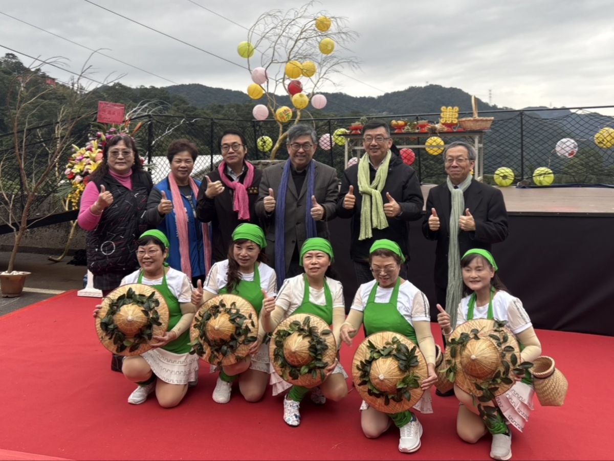 圖／新北市農業局長諶錫輝（後排右二）、華梵大學校長李天任（後排右三）。（華梵大學提供）