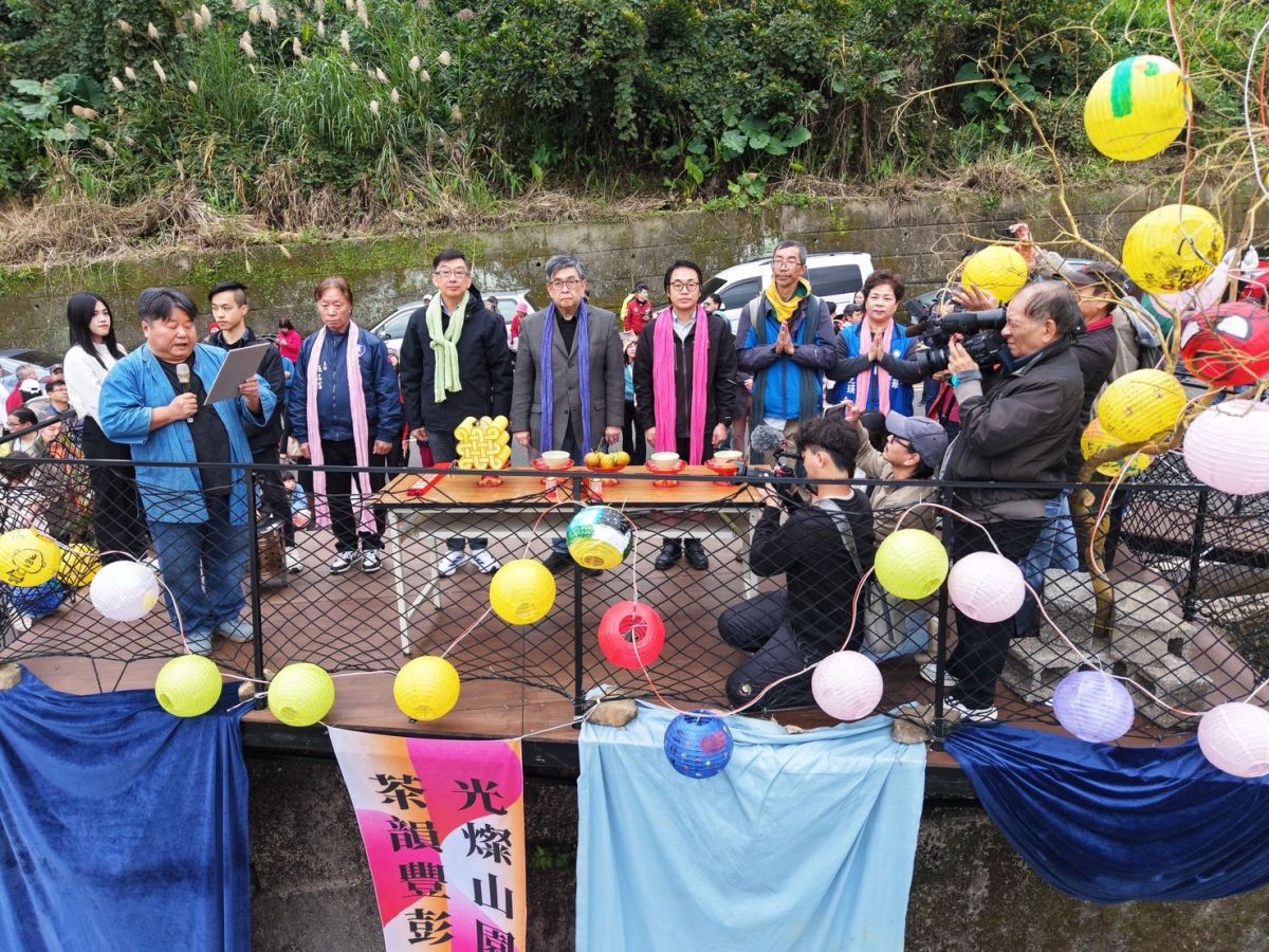圖／華梵大學攜手石碇區公所在磨石坑小水村舉辦古道送燈謝水儀式。（華梵大學提供）