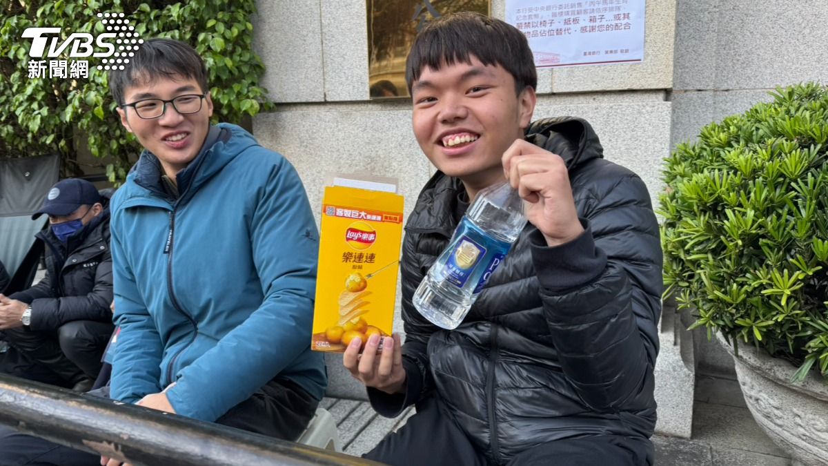 圖／大二的莊同學、許同學凌晨一點就來排隊買馬年套幣，順利搶到頭香。（TVBS 提供）