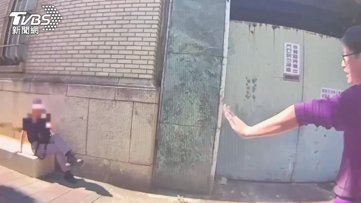 圖/嫌犯翹著二郎腿與警方對峙。(TVBS 提供)