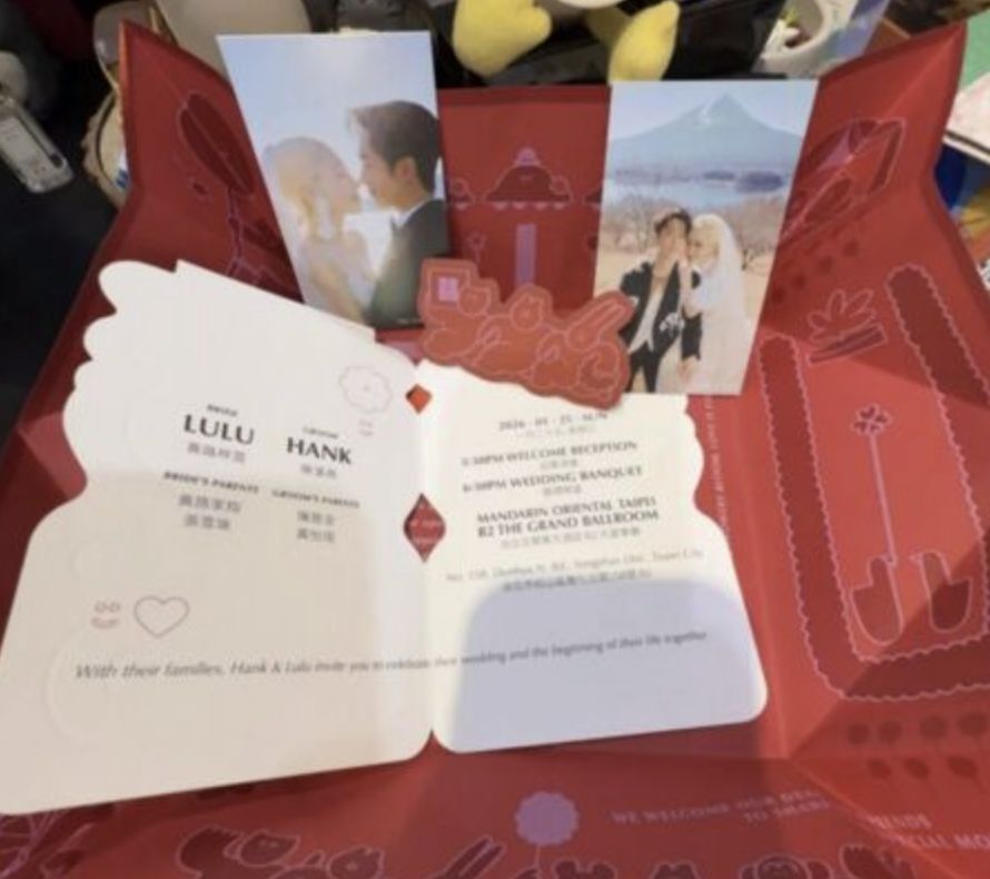 圖／喜帖中 Lulu 披上純白婚紗，神情溫柔地依偎在陳漢典肩頭。（翻攝自Threads）