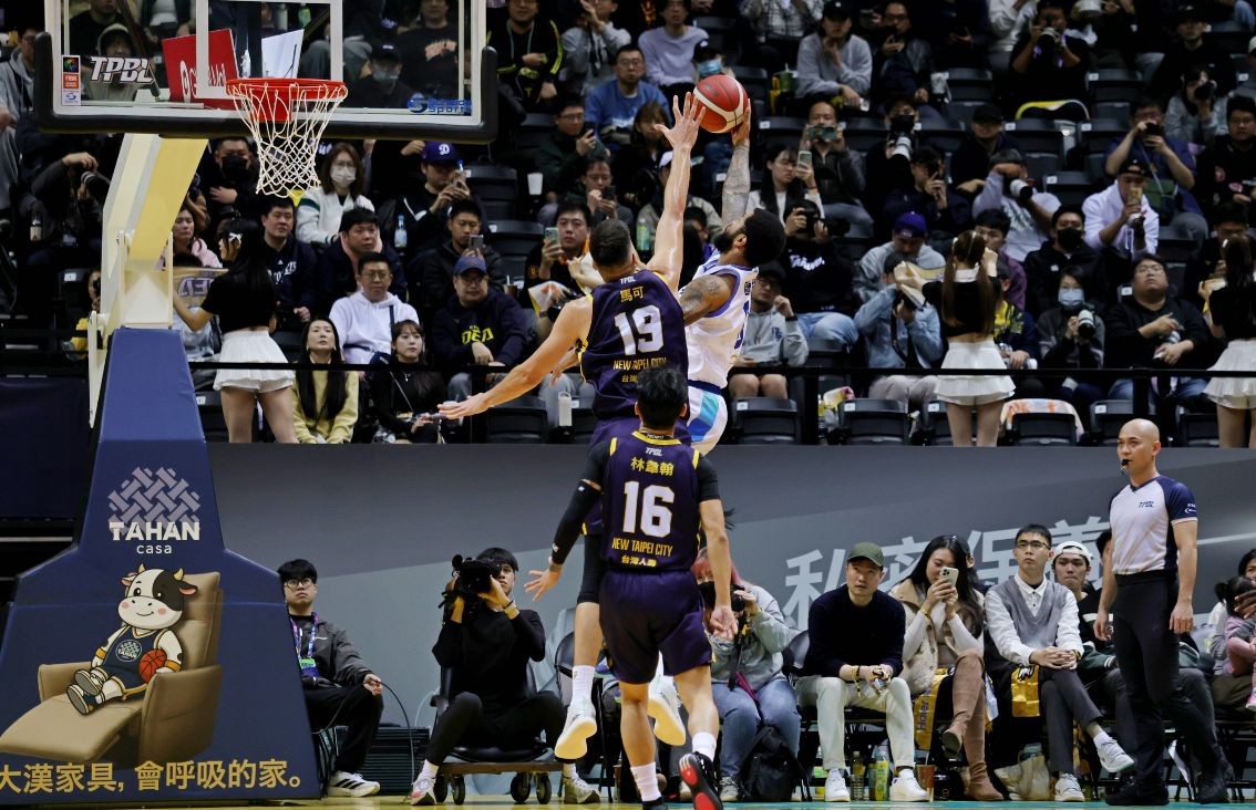圖／中信特攻目前戰績11勝9敗，排名提升至聯盟第三名，與首位的台啤永豐雲豹勝差3場。（記者陳志豪攝）