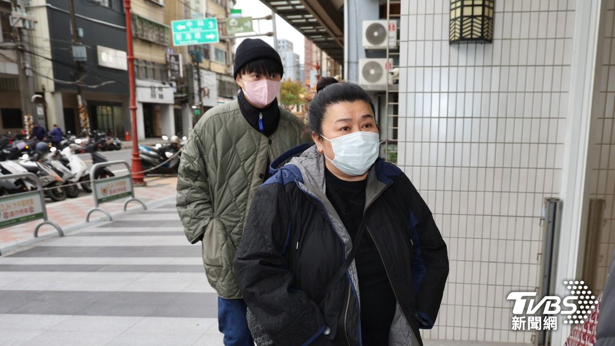 圖／林美秀和許富凱一同前往曹西平靈堂弔唁。（TVBS 提供）