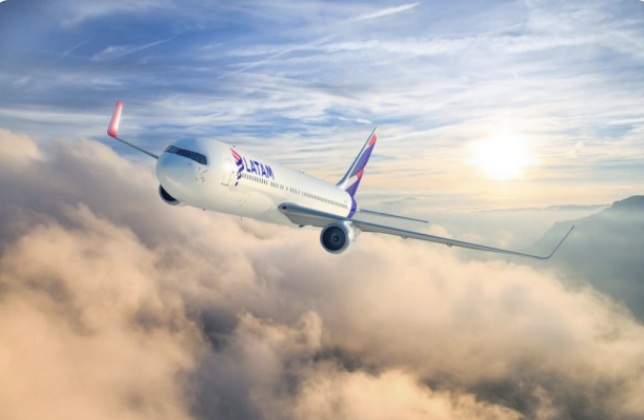 圖/一架南美航空客機近日降落美國亞特蘭大機場時,8個輪胎突然爆裂。(翻攝 南美航空官網)