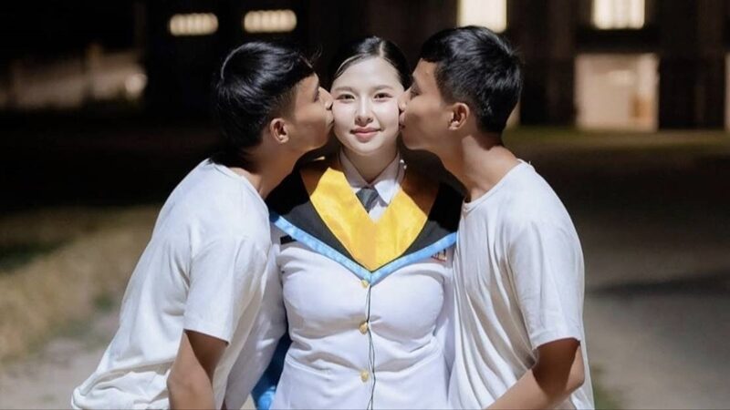  圖／泰國一名24歲女子公開表示同時與一對雙胞胎兄弟交往。（翻攝 Khaosod）