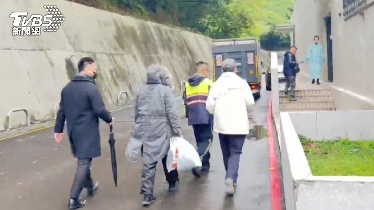 圖/清潔隊員上班途中遇死劫,今相驗哥哥及妹妹悲痛現身二殯。(TVBS 提供)