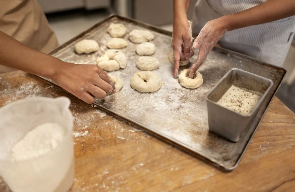 示意圖／隨著 2026 農曆春節備貨旺季來臨，餐飲與食品加工業面臨嚴峻的缺工海嘯。（擷取自免費圖庫freepik）