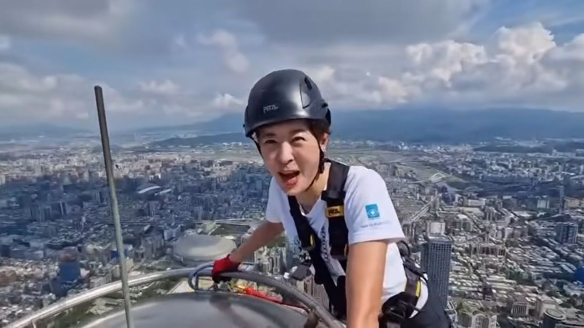 圖/台北101董事長賈永婕為宣傳《赤手獨攀台北101》直播活動,親自挑戰攀登台北101頂端圓球。(翻攝 Facebook/賈永婕的跑跳人生)