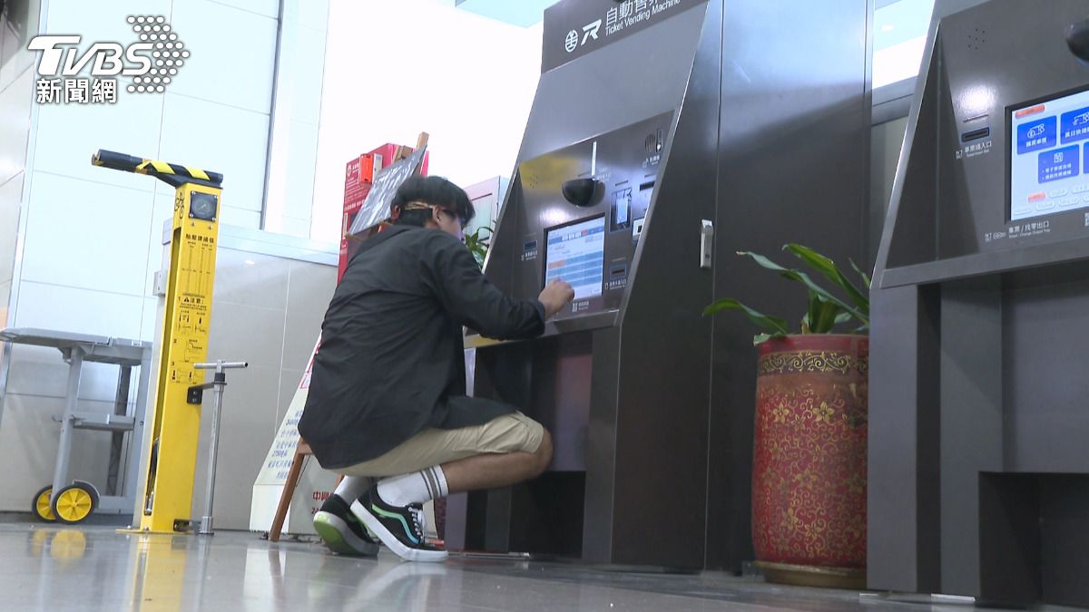 圖／車站「蹲著買票」引熱議，原來是無障礙機台。(TVBS 提供)