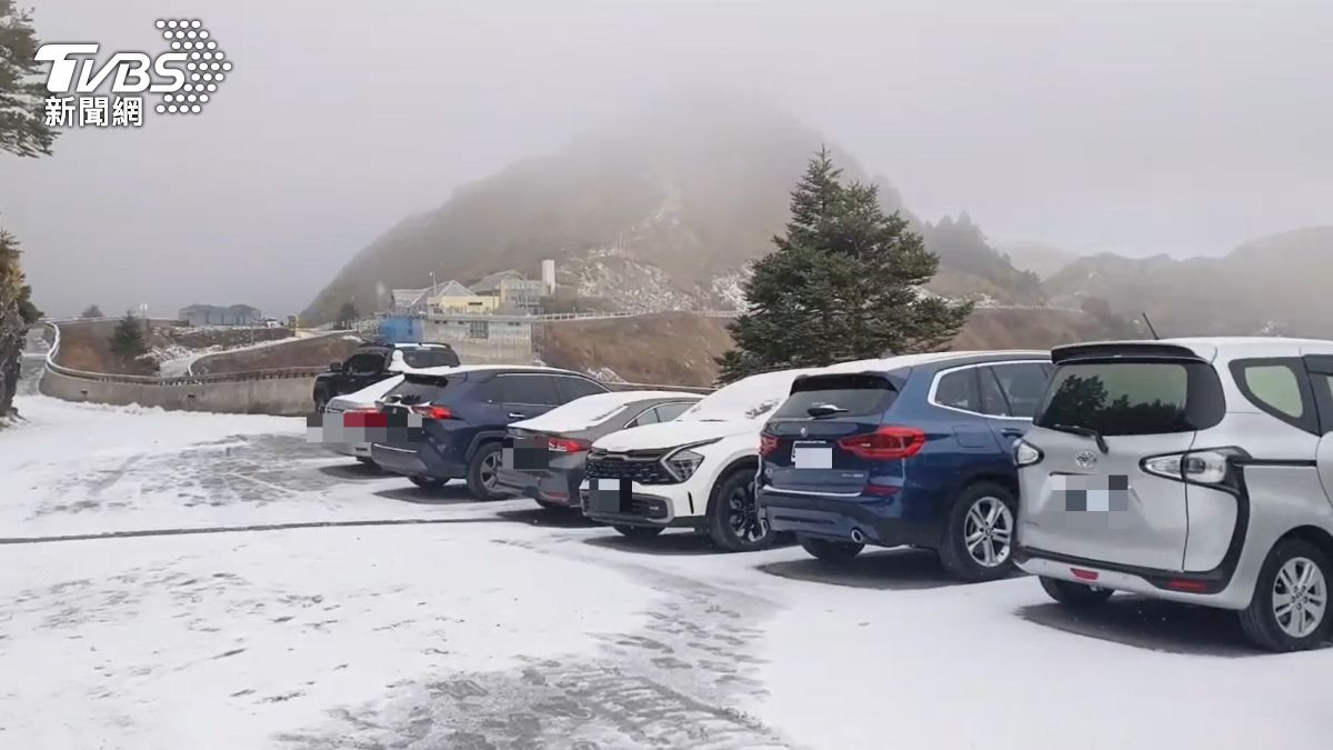 圖／車頂上覆蓋著一層雪。（TVBS 提供）