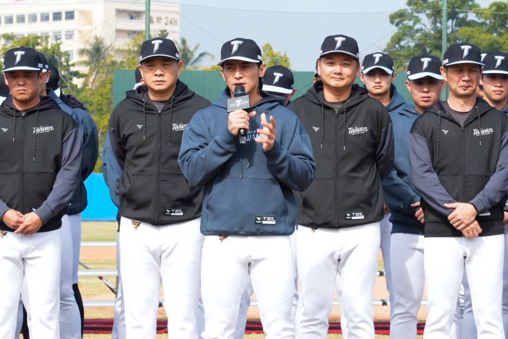圖/世界棒球經典賽(WBC)台灣隊長陳傑憲穿著「TEAM TAIWAN」字樣服裝也引發網路討論。(翻攝 運動部臉書)