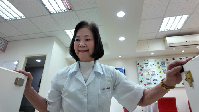 圖／單親媽媽年近50歲才轉行，如今高齡75歲仍在集團內任職店長。（翻攝三立新聞網YT）