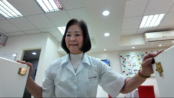 圖/高齡75歲的游姐仍任職於愛妮雅,擔任門市店長。(愛妮雅提供)