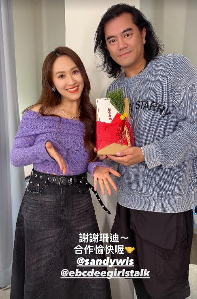 圖／B2在社群平台曬出與吳姍儒的合影，手拿寫有「後會有期」字樣的禮物，並附上「謝謝姍迪，合作愉快」等文字，引發網友聯想。（翻攝 IG）