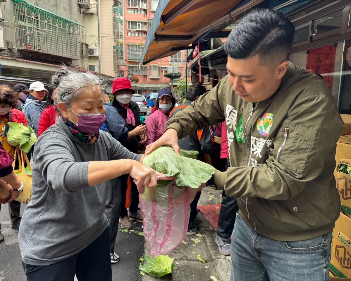 圖／慈愛里里長李國華舉辦「發高麗菜搶救農民」公益活動，新北市議員陳啟能辦公室執行長陳俊維也應邀到場共襄盛舉。（新北市議員陳啟能辦公室提供）